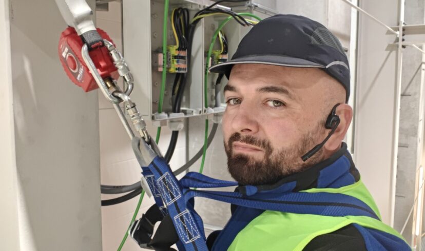 Precyzyjne prace elektryczne na wysokości przy instalacji przemysłowej