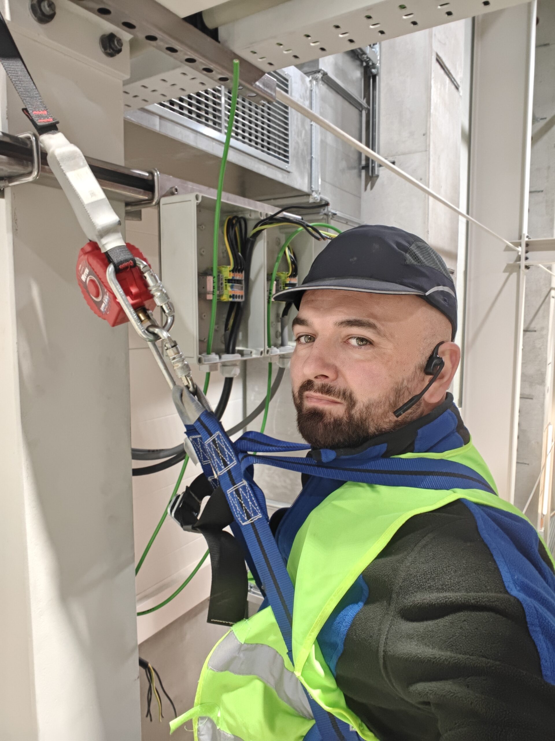 Precyzyjne prace elektryczne na wysokości przy instalacji przemysłowej